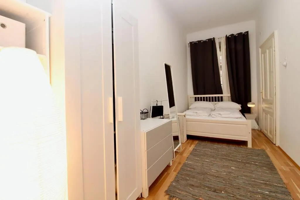 Central And Comfy City Apartment Bécs