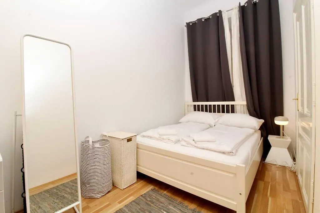 Central And Comfy City Apartment Bécs