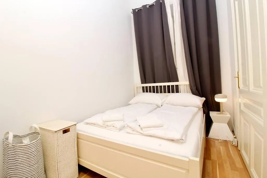Central And Comfy City Apartment Bécs