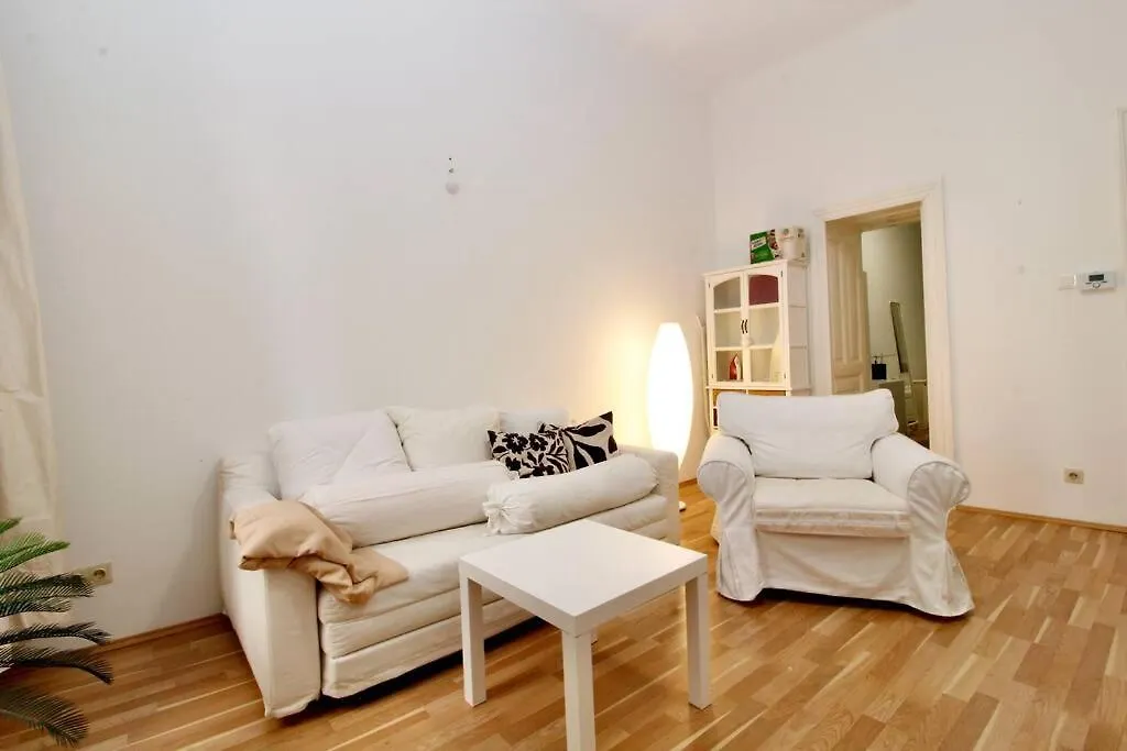 Central And Comfy City Apartment Vienna