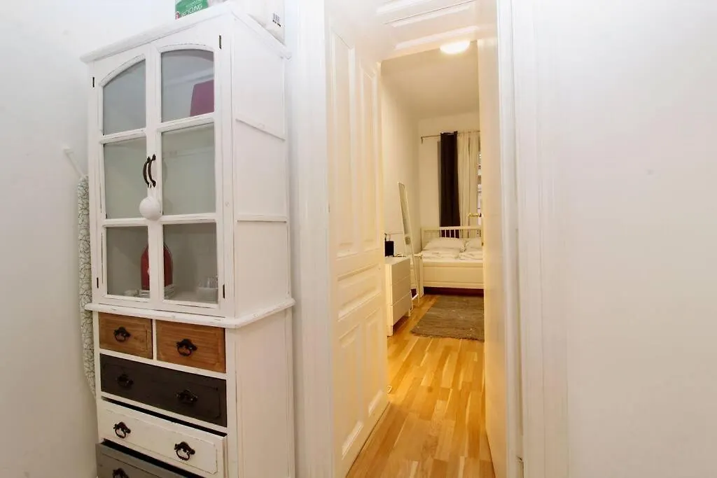 Central And Comfy City Apartment Vienna