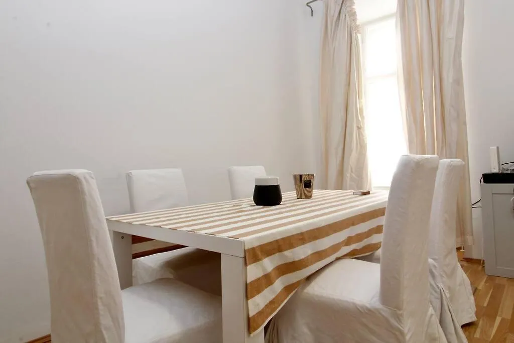 Central And Comfy City Apartment Vienna